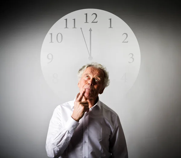 Old man is waiting. Three Minutes to Twelve. — Stock Photo, Image