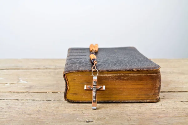 Rosary beads and breviary — Stock Photo, Image