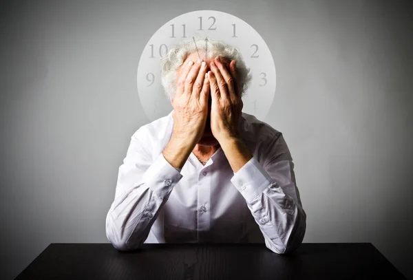 Grief. Old man in thoughts. Old man is waiting. Three Minutes to — Stock Photo, Image