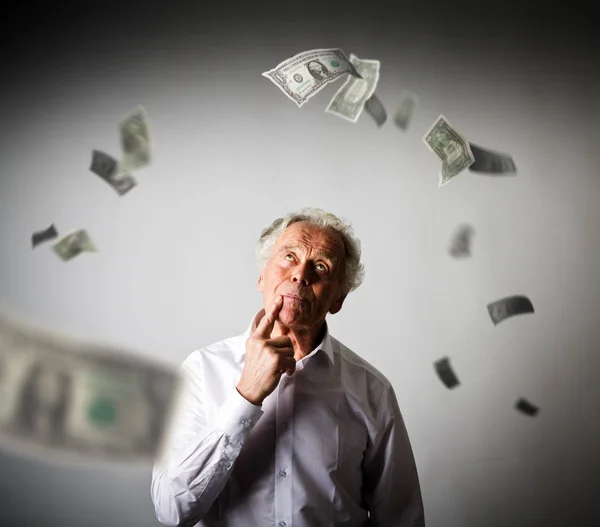 Oude man in wit en dollars. — Stockfoto