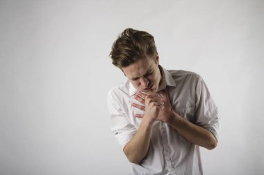 Beyazlı genç öksürüyor..