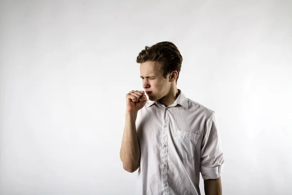 Молодий чоловік у білому кашляє . — стокове фото