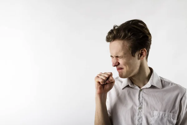 Junger Mann in Weiß hustet. — Stockfoto