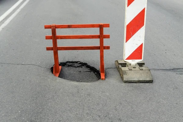 Loch und Warnschild. — Stockfoto