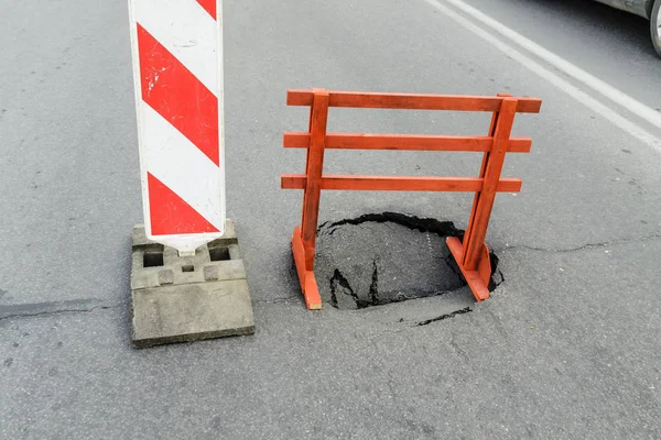 Hole and warning sign. — Stock Photo, Image