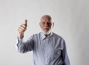 Yaşlı adam başparmağını kaldırıyor..