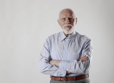 yaşlı adam kameraya bakıyor. 