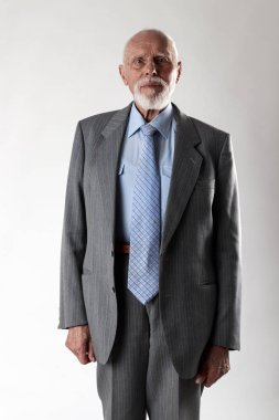 yaşlı adam kameraya bakıyor. 