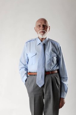 yaşlı adam kameraya bakıyor. 