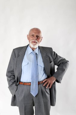 yaşlı adam kameraya bakıyor. 