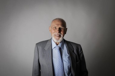 yaşlı adam kameraya bakıyor. 