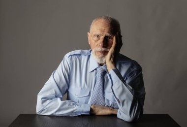 Düşüncelere dalmış yaşlı adam.