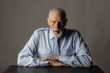 Düşüncelere dalmış yaşlı adam.