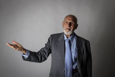 Yaşlı adam ilginç bir şey gösteriyor..