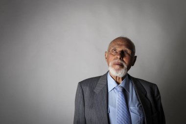 Yaşlı adamın şüpheleri var..