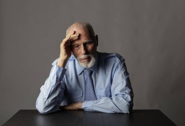 Düşüncelere dalmış yaşlı adam.