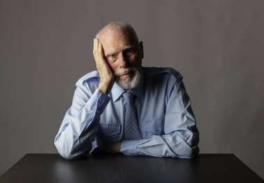 Düşüncelere dalmış yaşlı adam.