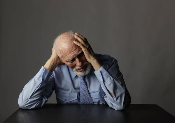 Alter Mann in Gedanken. — Stockfoto