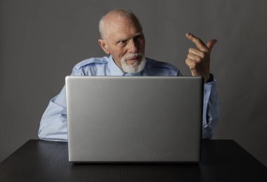 ihtiyar bir dizüstü bilgisayar kullanarak