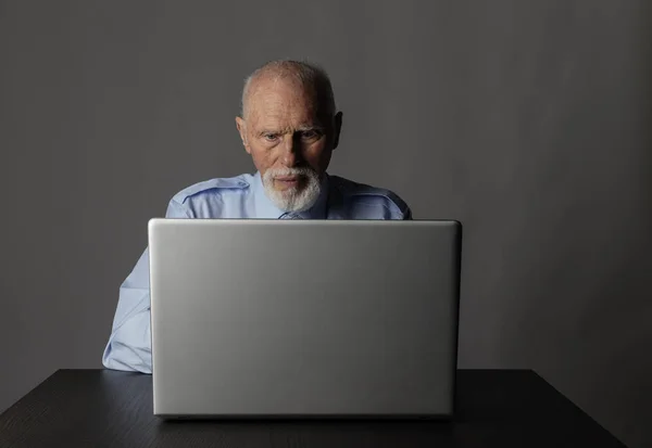 Γέρος χρησιμοποιώντας ένα φορητό υπολογιστή — Φωτογραφία Αρχείου
