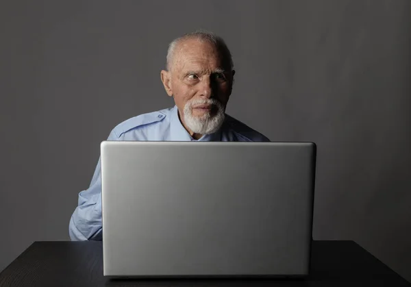 Vieil homme utilisant un ordinateur portable — Photo