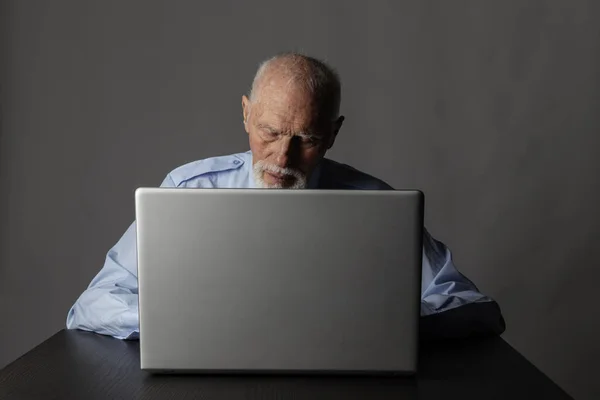 Anciano usando un portátil — Foto de Stock