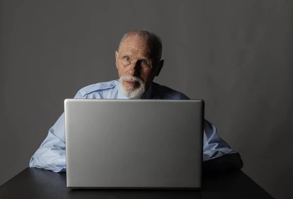 Γέρος χρησιμοποιώντας ένα φορητό υπολογιστή — Φωτογραφία Αρχείου