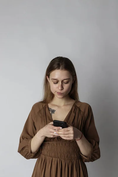 Mujer joven y teléfono inteligente . — Foto de Stock