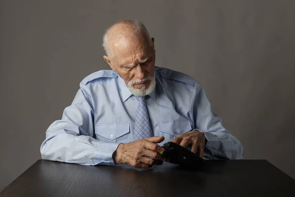 Old man in blue and empty wallet. — 스톡 사진