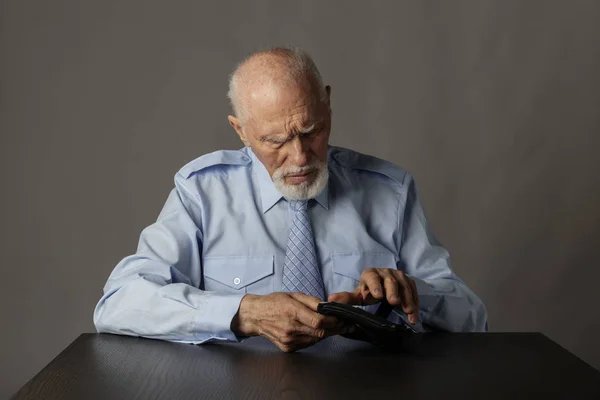 Old man in blue and empty wallet. — 图库照片
