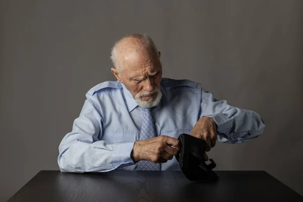 Oude man in blauwe en lege portemonnee. — Stockfoto