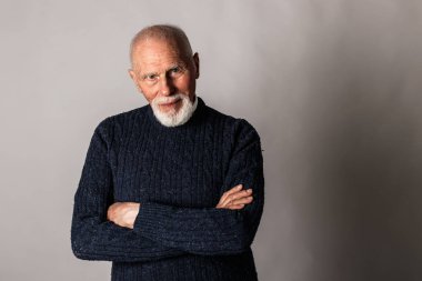 yaşlı adam kameraya bakıyor. 