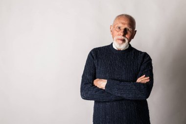 yaşlı adam kameraya bakıyor. 