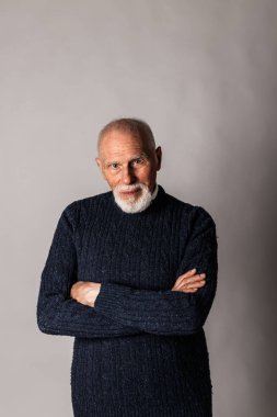 yaşlı adam kameraya bakıyor. 