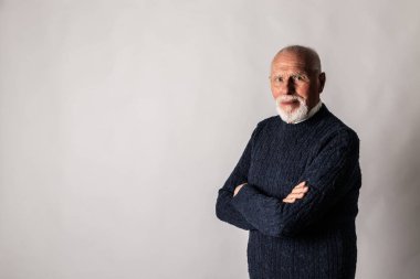 yaşlı adam kameraya bakıyor. 