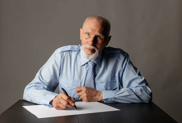 Oude man is schrijven. — Stockfoto