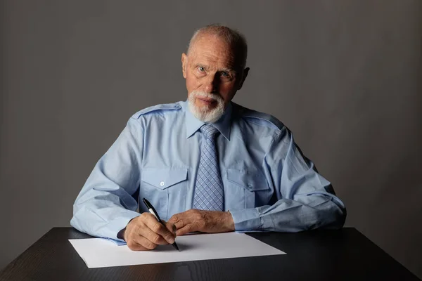 Oude man is schrijven. — Stockfoto