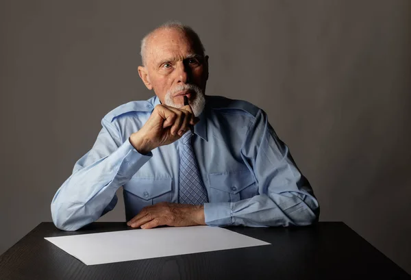 Oude man is schrijven. — Stockfoto