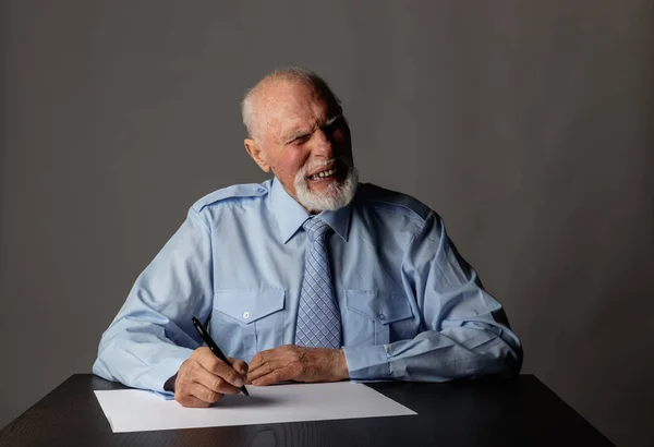 Oude man is schrijven. — Stockfoto