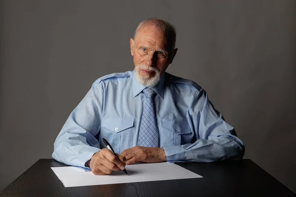 Oude man is schrijven. — Stockfoto