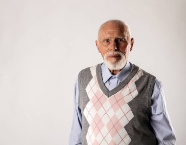 yaşlı adam kameraya bakıyor. 