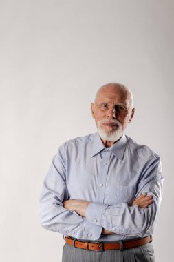 yaşlı adam kameraya bakıyor. 