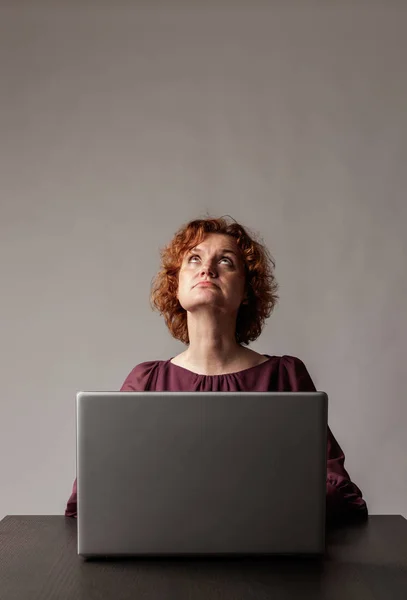 Roodharige vrouw met laptop. — Stockfoto