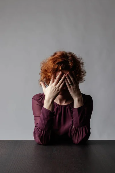 悲しい赤髪の女性。うつ病. — ストック写真