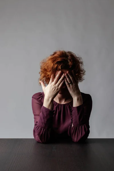 Uma mulher triste e ruiva. Depressão . — Fotografia de Stock