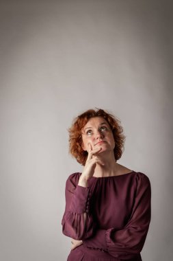 Kızıl saçlı kadın. 