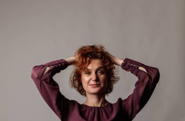 Kızıl saçlı kadın.