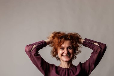 Kızıl saçlı kadın. İyi titreşimler..