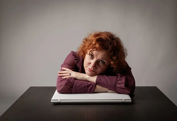 Red-haired woman with laptop. — Stock Photo, Image