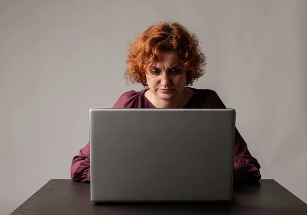 Roodharige vrouw met laptop. — Stockfoto